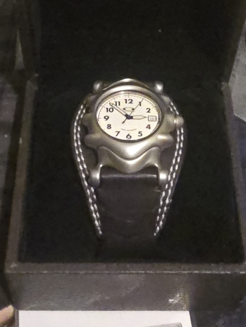 Vintage Oakley Saddleback Watch - White Dial, Honed Stainless Steel Box/Manual - Picture 11 of 16